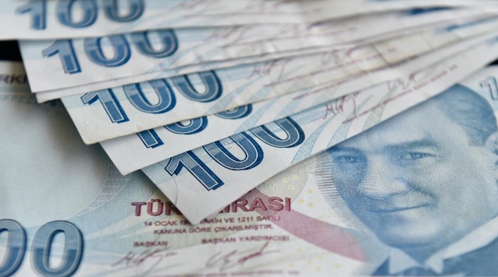 DÖVİZ ALIMININ CAZİBESİ AZALIYOR
Döviz alımının artık bir tasarruf aracı olmaktan çıktığını ifade eden Bayram, "Şu anda dolar kuru 33 TL seviyelerinde. Yıl sonu beklentisi 36-37 TL civarında. KKM'nin cazibesi kayboldu ve TL mevduat daha fazla getiri sunuyor," dedi.
