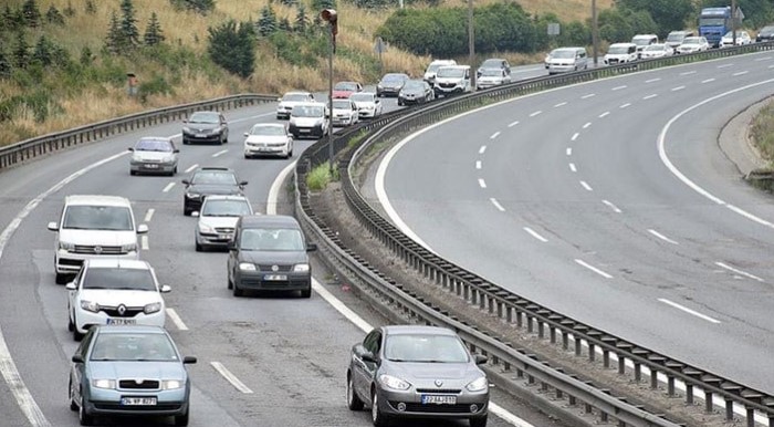 ÖDEME SÜRESİ VE CEZA İNDİRİMLERİ
Yeni düzenleme ile birlikte, otoyol ücretini ödemeden geçen sürücüler için bazı esneklikler de getirildi. 15 günlük ödeme süresini kaçıran ve 45 gün içinde ödeme yapacak olan sürücüler için geçiş ücretinin 4 katı yerine 1 katı ceza uygulanacak. Bu düzenleme, sürücülerin ceza miktarlarını azaltmak için bir fırsat sunuyor.
