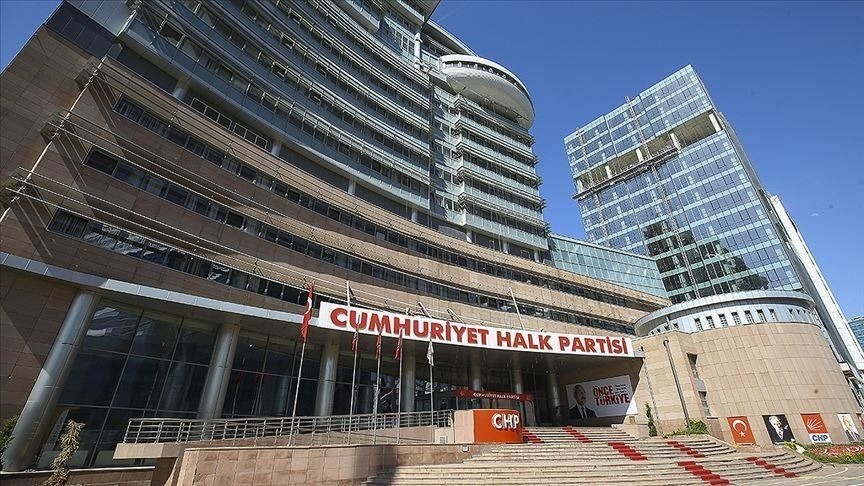 "KOSKOCA 100 YILLIK ÇINARI OYUNCAK YAPARLARSA..."
Eren Erdem, istifa açıklamasında, CHP'nin 100 yıllık köklü bir geçmişe sahip olduğunu ve bu mirasın korunması gerektiğini ifade etti. Ancak, partinin iletişim hileleri ve algı operasyonları ile belediye başkanlarının oyuncağı haline getirilmesine izin verildiğini savundu. Bu durumun, partinin geleceğini tehlikeye atacağını belirten Erdem, partinin maaşlı anonim hesaplar tarafından dizayn edilmesine karşı olduğunu belirtti.
