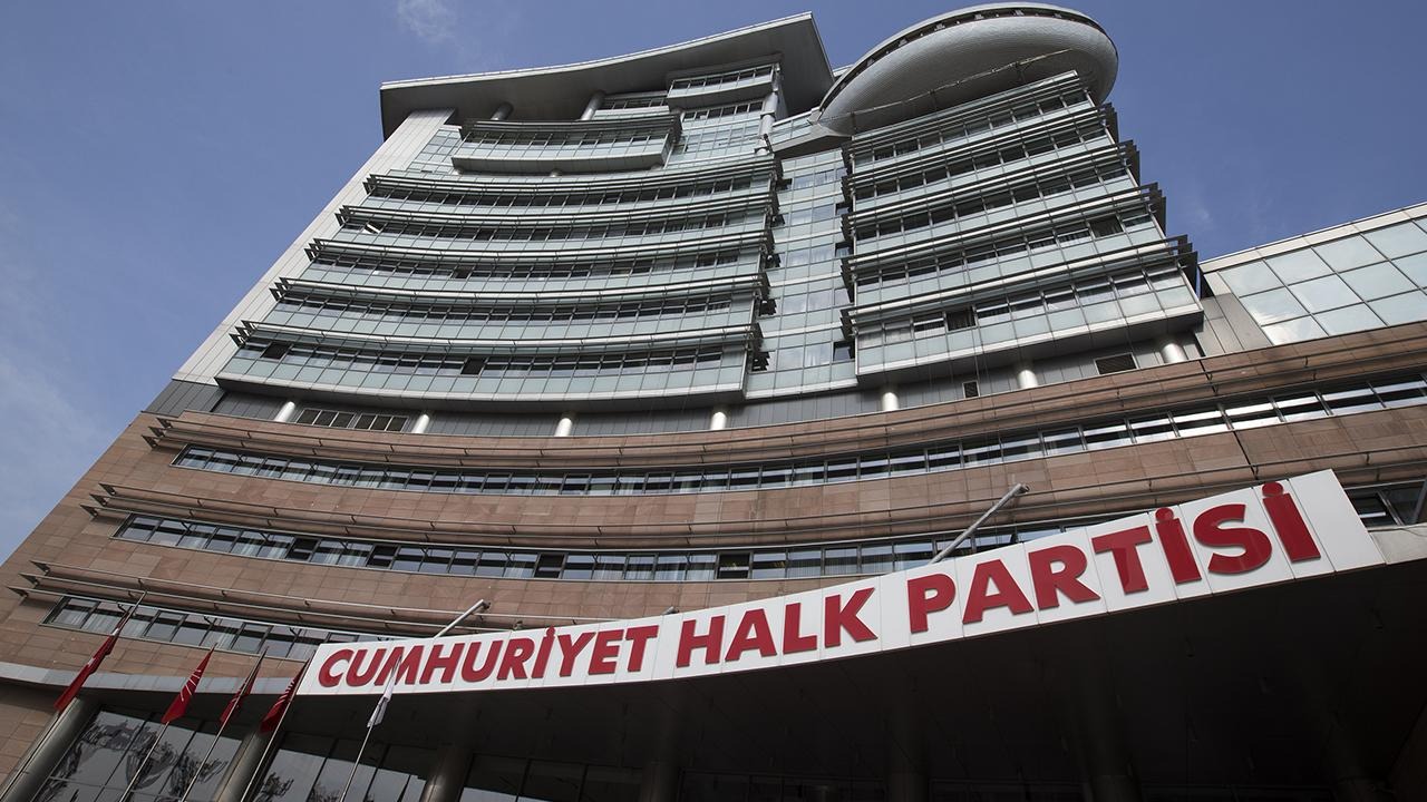 İSTİFA SÜRECİ VE NEDENLERİ
Eren Erdem, sosyal medya üzerinden yaptığı açıklamada, CHP’den istifa ettiğini duyurdu. İstifa açıklamasında, parti yönetimiyle yaşadığı anlaşmazlıkları ve partinin son dönemdeki politikalarını eleştiren Erdem, bu süreçte maruz kaldığı baskıları da dile getirdi. Erdem, 5'li çetelerle ilişkili olduğu iddia edilen kişilerin CHP Belediye Başkanı adayı yapılmaması yönündeki çağrısının ardından disipline sevk edildiğini belirtti. Ayrıca, Murat Ongun tarafından yönetilen anonim hesapların kendisine yönelik saldırılarına da dikkat çeken Erdem, partinin bu duruma sessiz kalmasını eleştirdi.

