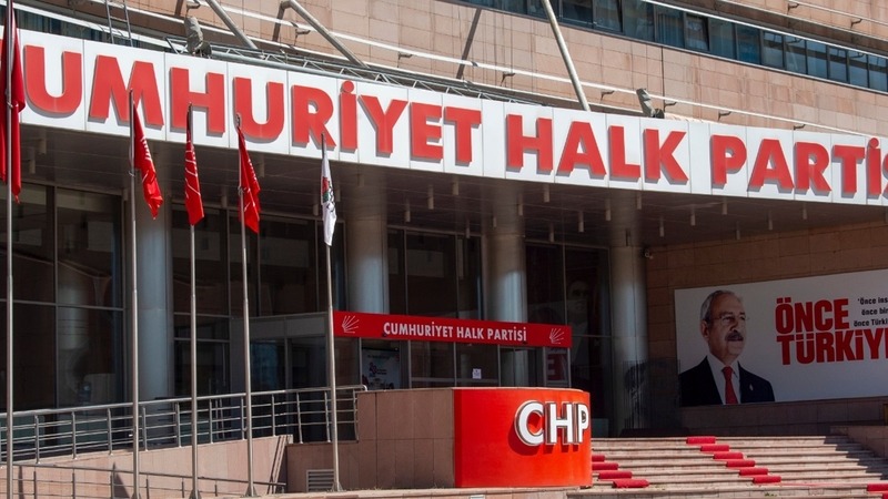 PARTİ İÇİNDEKİ İKTİDAR MÜCADELESİ
Erdem'in istifası, CHP içerisindeki iktidar mücadelesinin ne kadar karmaşık bir hale geldiğini gösteriyor. Erdem, parti yönetimini "tasfiyeci bir anlayış" içinde olmakla suçlarken, kongre sürecinden sonra bu anlayışın daha da belirgin hale geldiğini belirtti. Parti içerisindeki klikleşmelerin ve kişisel çıkar mücadelesinin, partinin geleceği açısından büyük tehlike oluşturduğunu vurgulayan Erdem, CHP'nin ilkeli bir iktidar mücadelesi yerine mevcut düzenle uzlaşmayı tercih ettiğini iddia etti.
