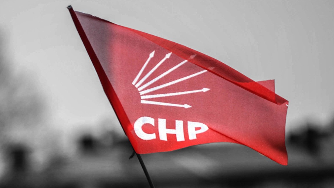 PARTİ YÖNETİMİNE SERT ELEŞTİRİLER
Eren Erdem, son dönemde CHP yönetimine yönelik sert eleştirileriyle gündeme gelmişti. Özellikle Yüksek Disiplin Kurulu Başkanı Turan Taşkın Özer'i hedef alan açıklamaları, parti içinde büyük yankı uyandırmıştı. Erdem, Özer’in eski CHP Genel Başkanı Kemal Kılıçdaroğlu'na WhatsApp grubunda ettiği küfürlerin ekran görüntüsünü paylaşarak, bu durumun kabul edilemez olduğunu belirtmişti. Erdem, "Genel Başkanına küfreden bir Yüksek Disiplin Kurulu başkanına asla savunma yapmam" diyerek, parti yönetimine olan tepkisini açıkça ifade etmişti.
