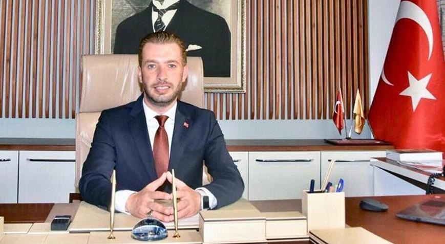 BELEDİYE BAŞKANI KADİR AYDAR’IN GEÇMİŞİ VE YARGI SÜRECİ
Kadir Aydar, 2019 Mahalli İdareler Genel Seçimi'nde Ceyhan Belediye Başkanı olarak seçilmişti. Ancak, geçmişte aldığı hapis cezaları nedeniyle Yüksek Seçim Kurulu (YSK) tarafından mazbatası iptal edilmişti. Bu gelişme, Aydar’ın siyasi kariyerinde önemli bir dönemeç oluşturdu. 31 Mart 2024 seçimlerinde tekrar aday gösterilen Aydar, yeniden Ceyhan Belediye Başkanı seçilmesine rağmen, yargı süreçleri peşini bırakmadı. Son olarak, Ceyhan 1. Ağır Ceza Mahkemesi’nde "hukuki alacağın tahsili amacıyla tehdit" suçundan yargılandı.
