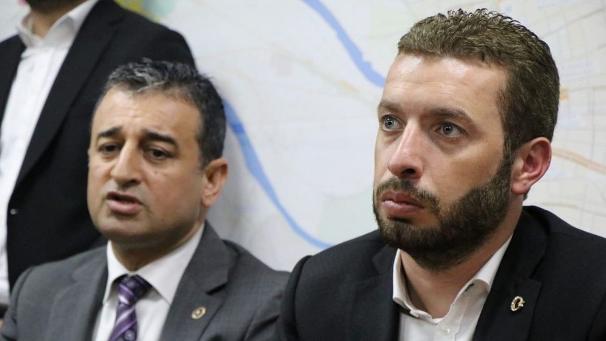 CEYHAN’DA SİYASİ ÇALKANTILAR DEVAM EDİYOR
Bu dava, Ceyhan'da ve Türkiye genelinde büyük yankı uyandırdı. Kadir Aydar’ın cezası, Ceyhan Belediyesi’nin yönetiminde önemli değişikliklere yol açabilir. Ayrıca, bu durum, CHP içerisindeki politik dinamikleri de etkileyebilir. Ceyhan'daki bu gelişmeler, yerel siyasetin ötesine geçerek ulusal düzeyde de tartışılmaya başlandı. Kadir Aydar’ın siyasi geleceği ve bu durumun CHP içerisindeki yankıları, önümüzdeki günlerde daha da netlik kazanacak.
