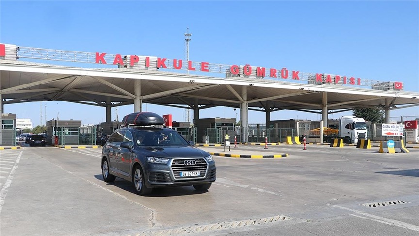 Bu karar, 6458 sayılı Yabancılar ve Uluslararası Koruma Kanunu’nun 18. maddesi gereğince alındı ve 21 Mayıs tarihli Resmi Gazete’de Cumhurbaşkanı Recep Tayyip Erdoğan’ın imzasıyla yayımlandı. Karara göre, Romanya vatandaşları, sadece kimlik kartlarını kullanarak Türkiye'ye giriş yapabilecekler ve bu hakkı her 180 günlük süre zarfında 90 gün süreyle kullanabilecekler.