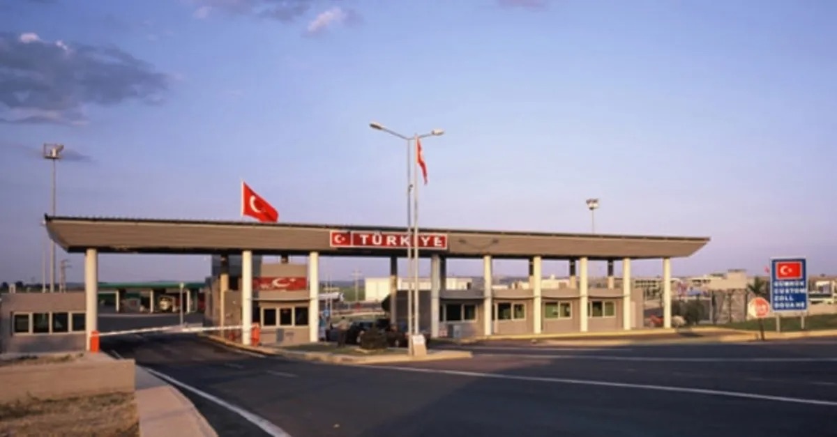TÜRKİYE’NİN VİZESİZ SEYAHAT POLİTİKASI
Türkiye, son yıllarda birçok ülkeye vize muafiyeti tanıyarak turizmi canlandırmayı ve uluslararası ilişkileri güçlendirmeyi hedefliyor. Romanya'nın da bu listeye eklenmesi, Türkiye'nin Avrupa ile olan bağlarını kuvvetlendirme politikasının bir parçası olarak değerlendiriliyor. Vize muafiyetinin sağladığı kolaylıklarla, iki ülke arasındaki turizm ve ticaret hacminin artması bekleniyor.
