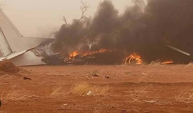 Mİ-171E TİPİ HELİKOPTER SEL BÖLGESİNE YARDIM GÖTÜRÜYORDU
Kaza, Ekvador’un Pastaza eyaletinde, Tiwino bölgesinde yerel saatle 09.36'da meydana geldi. Ekvador Silahlı Kuvvetleri’ne ait Mi-171E tipi askeri helikopter, selden etkilenen bölgelere yardım taşıma görevini yerine getirirken düştü. Helikopterde bulunan 5 asker ve Ekvador Hükümeti Risk Yönetim Sekreterliği'nde (SGR) görev yapan 3 sivil personel kazada hayatını kaybetti.

