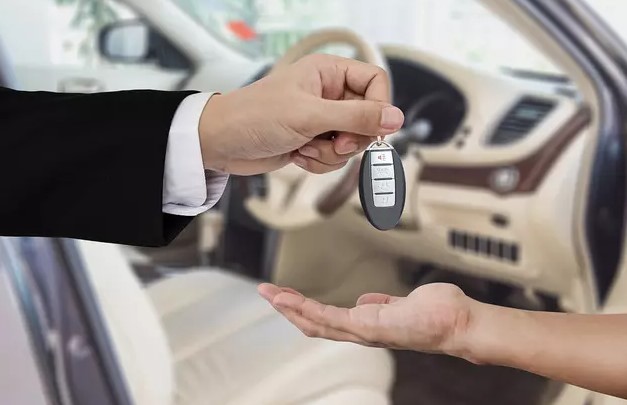 İKİNCİ EL ARAÇ SATIŞLARINDA YETKİ BELGESİ ŞARTI
Yeni yönetmelikle birlikte, motorlu kara taşıtı ticareti yapmak isteyen işletmelere belirli yükümlülükler getirildi. İkinci el araç satışı için işletmelerin ilan verirken artık yetki belgesi numarasını belirtmeleri zorunlu hale geldi. Yetki belgesine sahip olmayan kişiler ya da firmalar, ikinci el araç satışı için ilan veremeyecek. İlan platformları, ilan verenlerin yetki belgesini kontrol etmekle yükümlü olacak ve bu belge olmadan ilan vermek mümkün olmayacak.
