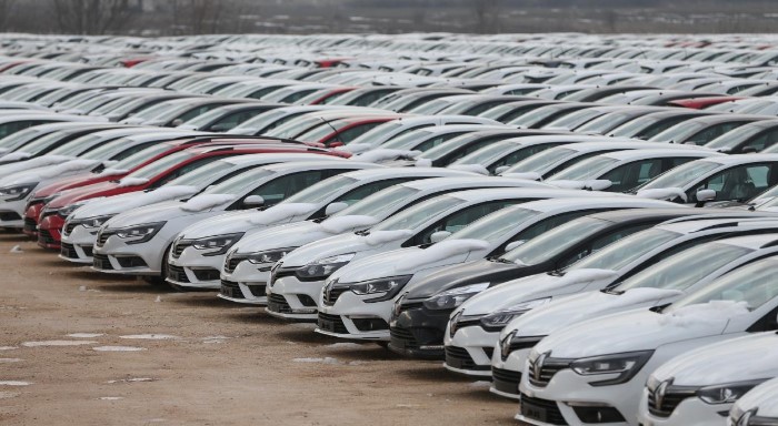 İLANLARDA ŞEFFAFLIK VE GÜVENLİK ÖNCELİĞİ
Yeni yönetmelik, ilan platformlarına da çeşitli yükümlülükler getiriyor. İlan verenlerin kimlik bilgileri doğrulanacak ve bu doğrulama işlemi, ilan platformları tarafından sıkı bir şekilde takip edilecek. Gerçek kişilerin adı, soyadı, T.C. kimlik numarası gibi bilgiler doğrulanmadan ilan yayımlanamayacak. Ayrıca, tüzel kişilerin de unvan ve telefon numaralarının doğruluğu kontrol edilmek zorunda olacak. Bu önlemler, ilanlarda şeffaflık ve güvenliğin sağlanmasını amaçlıyor.

