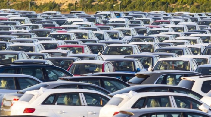 Yönetmelikte yer alan bu düzenleme, ikinci el araç satışlarında daha şeffaf ve güvenilir bir pazar ortamı oluşturmayı hedefliyor. Gerçek kişi tacirler ve tüzel kişiler, motorlu kara taşıtı ticareti yapabilmek için belirlenen usul ve esaslara uymak zorunda. Yetki belgesine sahip olmayan kişiler bu ticareti gerçekleştiremeyecek, dolayısıyla ilan platformları da bu belgenin kontrolünden sorumlu olacak.