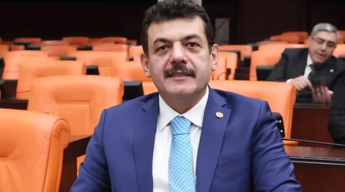 YOĞUN BAKIMDA TEDAVİYE DEVAM EDİLİYOR
Kalp krizi sonrası yoğun bakım ünitesine alınan Muammer Avcı’nın durumu ciddiyetini koruyor. Doktorlar, Avcı’nın tedavi sürecinin titizlikle sürdürüldüğünü ve her türlü tıbbi müdahalenin yapıldığını ifade etti. Milletvekili Avcı’nın yakınları ve partililer, hastane önünde endişeli bir bekleyiş içerisinde bulunuyor.
