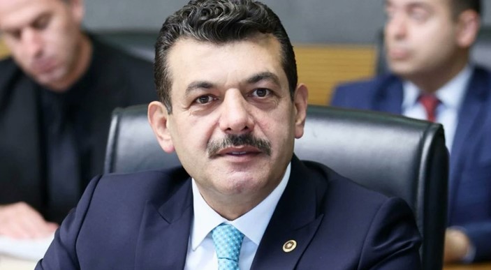 KALP KRİZİ RİSKLERİ VE BELİRTİLERİ
Kalp krizi, kalbi besleyen damarların tıkanması sonucu meydana gelir ve hızlı müdahale gerektiren bir durumdur. Özellikle yüksek stres, sağlıksız beslenme ve genetik faktörler kalp krizi riskini artırabilir. Kalp krizi belirtileri arasında göğüs ağrısı, nefes darlığı, soğuk terleme ve mide bulantısı bulunur. Bu tür belirtiler hissedildiğinde derhal tıbbi yardım alınması hayati önem taşır.
