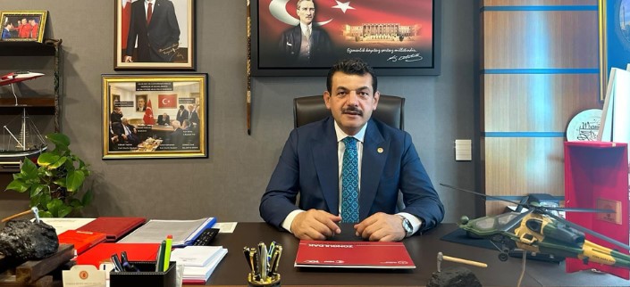 SAĞLIK DURUMU YAKINDAN TAKİP EDİLİYOR
Doktorlar, Muammer Avcı’nın sağlık durumunun ciddiyetini koruduğunu ve yakından takip edildiğini belirtti. Stent takılmasının ardından yoğun bakımda gözetim altında tutulan Avcı’nın sağlık durumu hakkında gelişmeler kamuoyuyla paylaşılmaya devam edecek.
