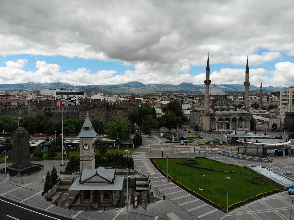 TARİHSEL VE ALETSEL DEPREM VERİLERİ
Evsen, 6 Şubat'ta Kahramanmaraş merkezli depremlerden sonra Kayseri etrafında birçok yapının ağır hasar aldığını ve bu bölgede tarihsel dönemlerde 17 depremin kaydedildiğini belirtti. 1940 yılından itibaren en büyük depremin 5.4 büyüklüğünde olduğunu ve tarihsel kayıtlarda şiddet ölçeğinin 8-9 arasında değiştiğini ifade etti.
