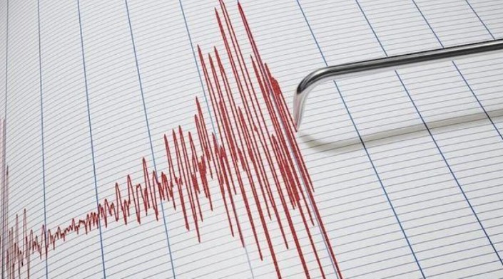 DEPREM BÜYÜKLÜĞÜ VE ŞİDDETİ
Deprem büyüklükleri ile şiddeti arasındaki farklara değinen Evsen, 6 ile 7 büyüklüğündeki depremler arasında matematiksel olarak 1 puan fark olmasına rağmen logaritmik olarak 10 puan fark bulunduğunu belirtti. 6 büyüklüğündeki 10 deprem, 7 büyüklüğündeki 1 depreme eşdeğer olduğunu ifade etti. Evsen, aritmetik ve logaritmik farkın önemine dikkat çekerek, eski değerlendirmelerin 6.2 mertebesinde yapıldığını ancak günümüzde 7.5 büyüklüğüne kadar çıkabileceğini belirtti.
