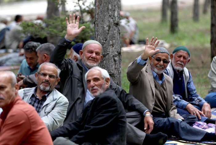 ÖNERİLER VE ÇÖZÜM YOLLARI
Özgür Erdursun'un önerileri, emeklilerin daha iyi yaşam koşullarına kavuşabilmesi için dikkate alınmalı. Bayram ikramiyesi uygulamasının kaldırılarak, bu miktarın maaşlara yansıtılması ve düzenli olarak artırılması, emeklilerin ekonomik sıkıntılarını hafifletebilir. Ayrıca, emeklilere yönelik ekonomik politikaların gözden geçirilmesi ve iyileştirilmesi, uzun vadede daha sürdürülebilir bir çözüm sunabilir.
