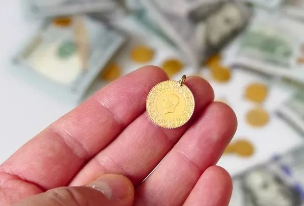 DOLAR ENDEKSİ VE FAİZLERDEKİ DEĞİŞİM
ABD'den gelen veriler, tarım dışı istihdamın beklentilerin altında kalması ve işsizlik oranının %4,3'e yükselmesi ile dolar endeksi ve ABD 10 yıllık tahvil faizlerinde düşüşe neden oldu. Bu durum, altın fiyatlarını destekledi ve yatırımcıların güvenli liman arayışını artırdı.
