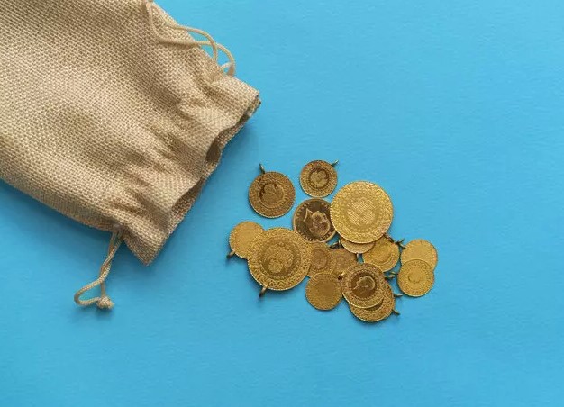 ORTA DOĞU GERGİNLİĞİ VE FED FAİZ KARARI
Altının bu hafta yaklaşık %3 değer kazanarak Nisan ayından bu yana en iyi haftasını geçirmesi, Orta Doğu'daki gerginlikler ve ABD ekonomisindeki zayıflama belirtileriyle ilişkilendirildi. Aralık teslimatlı altın kontratları, cuma günü ons başına 2.500 doları aştı ve 2.522,50 dolara ulaştı. Spot altın ise 2.483,73 dolarlık tüm zamanların en yüksek seviyesine yaklaştı.
