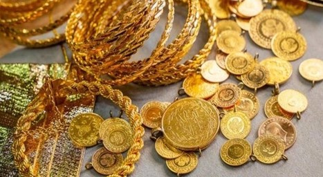 AĞUSTOS'TA ZİRVE SEVİYESİ 2.730 TL
Ağustos ayı için gram altın fiyatında zirve seviyesinin 2.730 lira olacağını tahmin eden İslam Memiş, yatırımcılara fiyata değil miktara odaklanmaları gerektiğini tavsiye etti. Jeopolitik gerilimlerin altın fiyatlarını etkileyebileceğini vurgulayan Memiş, yıl sonu beklentisinin 3.000-3.500 lira arasında olduğunu belirtti.
