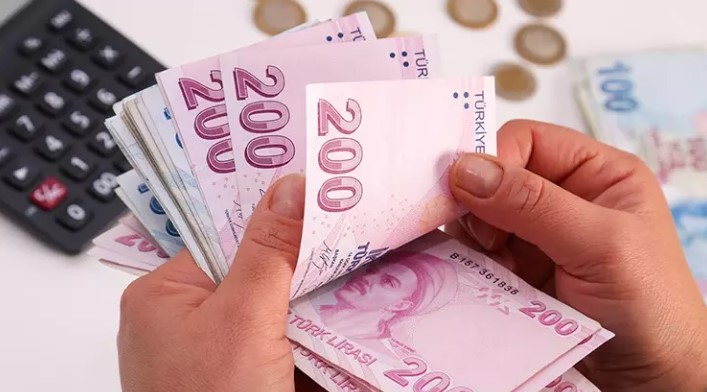 ASGARİ ÜCRETE ARA ZAM GELEBİLİR
SGK Başuzmanı İsa Karakaş, hükümetten asgari ücret konusunda resmi bir açıklama yapılmamış olmasına rağmen, mevcut ekonomik koşulların hükümeti ara zam yapmaya zorlayabileceğini ifade etti. Karakaş, Eylül ayına kadar asgari ücrete ek bir zam yapılmasının muhtemel olduğunu ve bu zammın 3.500 TL civarında olabileceğini öngördü.
