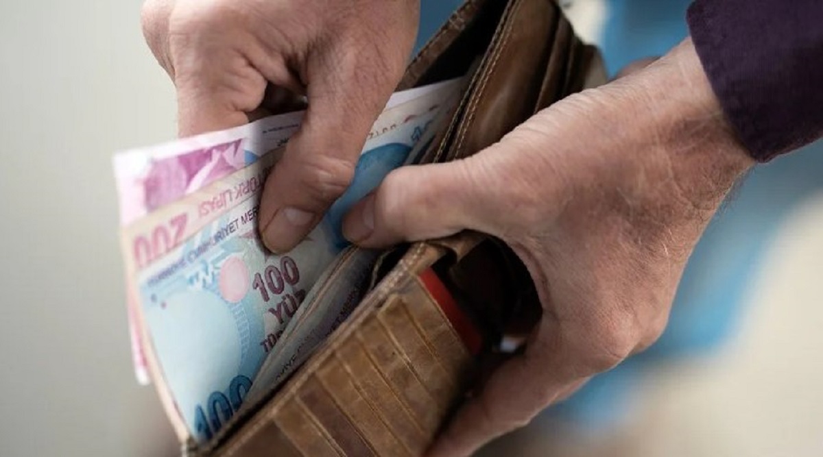 EMEKLİ MAAŞLARINDAKİ YENİ DÜZENLEMELER
Temmuz ayında yapılan yüzde 24,73 oranındaki enflasyon zammı ve memur emeklilerine yapılan yüzde 19,31 oranındaki toplu sözleşme artışlarıyla birlikte, emeklilerin kök aylıklarında ve ek ödeme oranlarında önemli değişiklikler yapıldı. Yeni düzenlemeye göre, en düşük emekli maaşı 12.500 TL olarak belirlendi.
