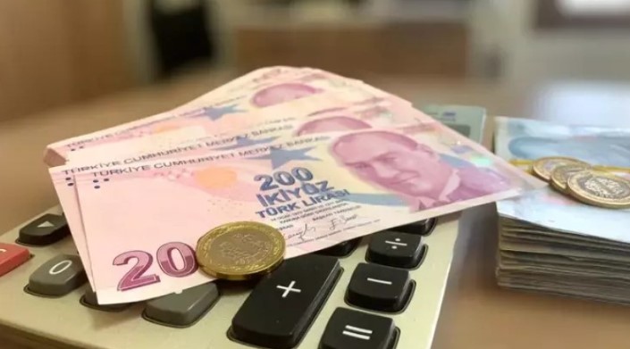 SEYYANEN ÖDEME VE EK DESTEKLER
Ek ödeme oranlarındaki artışla birlikte, seyyanen destek ödemelerinde de artış yapıldı. Örneğin, kök aylığı 8.000 TL olan bir emekli, Haziran ayında yüzde 4 ek ödeme ile 320 TL alıyordu. Temmuz ayı itibarıyla, bu ek ödeme oranı yüzde 5'e yükseldiği için, ek ödeme miktarı 400 TL'ye çıktı. Haziran ayında seyyanen destekle birlikte 10.000 TL maaş alan bu emekli, Temmuz ayı itibarıyla 12.500 TL maaş almaya başladı.
