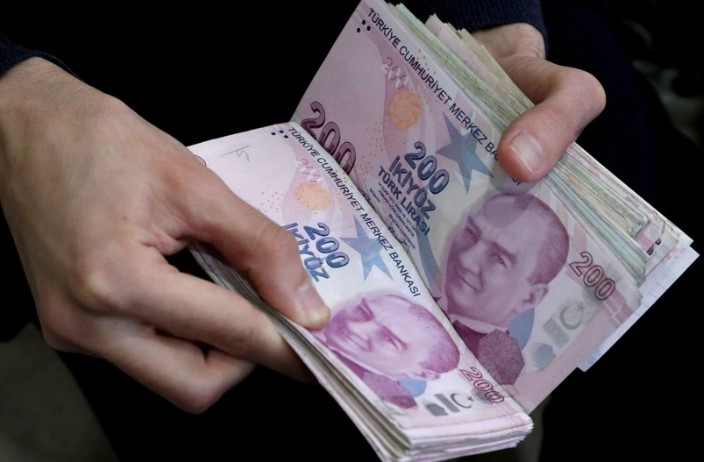 ÖRNEK EK ÖDEME HESAPLAMALARI
Örneğin, Haziran ayında 15.000 TL kök aylığı olan bir emekli, yüzde 4 ek ödeme ile birlikte 15.600 TL maaş alıyordu. Temmuz ayında yapılan yüzde 24,73’lük zamla birlikte, bu emeklinin kök aylığı 18.710 TL'ye yükseldi. Yüzde 4 ek ödeme ile birlikte, bu emeklinin maaşı 19.459 TL'ye çıkmış oldu. Böylece, 600 TL olan ek ödeme miktarı 749 TL'ye yükseldi.

