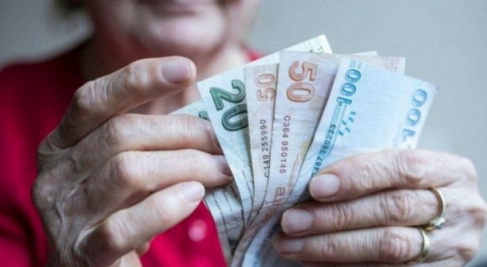 EK ÖDEME ORANLARINDA ARTIŞ
Sabah'tan Faruk Erdem'in haberine göre, emeklilere her ay maaşlarına göre yüzde 4 ve yüzde 5 oranında vergi iadesi kapsamında ek ödeme yapılıyor. Bu yılın ikinci yarısında 8.513 liranın altındaki kök aylıklara yüzde 5, bu tutarın üstündeki kök aylıklara ise yüzde 4 ek ödeme hesaplanacak. Temmuz ayındaki zamla birlikte, ek ödeme sınırları da yeniden belirlendi.
