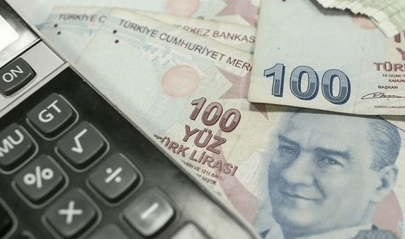 TEMMUZ AYI ZAMLARI VE EK ÖDEMELER
Tüm bu gelişmelerle birlikte, emeklilere Temmuz ayında yapılan yüzde 24,73 oranındaki enflasyon zammı ve ek ödeme artışları, emekli maaşlarında önemli bir iyileşme sağladı. SGK (4a) ve Bağ-Kur (4b) emekli maaşı zam farkları 7 Ağustos Çarşamba günü hesaplara yatırılmaya başlanacak. 4 milyona yakın emekli, 20 TL ile 2.500 TL arasında değişen maaş farkı ödemeleri alacak. Bu şekilde, tüm emekli maaşları seyyanen ödeme ile 12.500 TL’ye tamamlanacak ve Ocak ayına kadar en düşük emekli maaşı 12.500 TL olarak uygulanacak.
