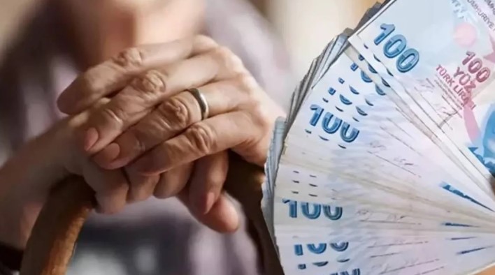 AYLIKLARIN TAMAMLANMASI
Örneğin, kök aylığı 9.500 TL olan bir SSK ya da Bağ-Kur emeklisi, yüzde 4 ek ödeme ve '5510 Ek 19' ödemesi ile birlikte 10.000 TL maaş alıyordu. Bu emeklinin yeni kök aylığı, yüzde 24,73’lük enflasyon zammı ile 11.849,35 TL’ye yükselecek. Ek ödeme tutarı da yeni kök aylık üzerinden hesaplandığında 473,97 TL olacak. Bu emeklinin yeni toplam geliri 12.323,32 TL’ye çıkacak ve hesabına 12.500 TL yatırılacak.
