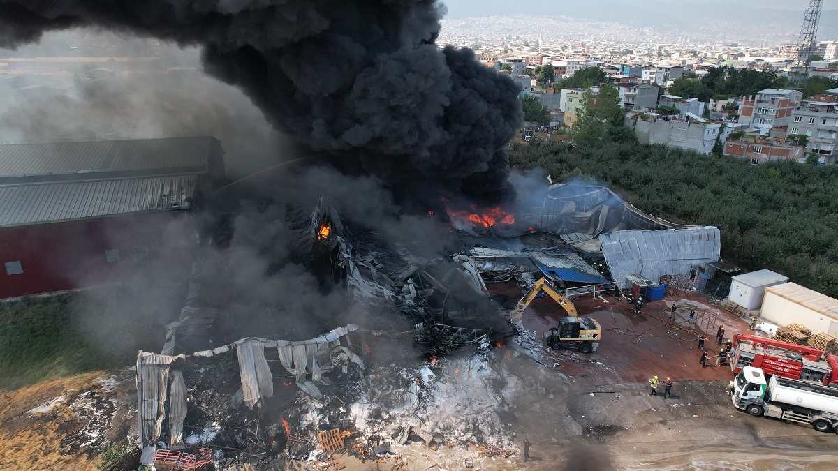 İTFAİYE EKİPLERİNİN MÜDAHALESİ DEVAM EDİYOR
Yangına müdahale etmek için bölgeye sevk edilen itfaiye ekipleri, alevleri kontrol altına almak için yoğun çaba sarf ediyor. Bursa Büyükşehir Belediyesi’ne bağlı itfaiye ekipleri, yangına hem karadan hem de 40 metrelik merdivenlerle havadan müdahale ediyor. Yangının kontrol altına alınabilmesi için, çevredeki fabrika ve evlerin güvenliği ön planda tutuluyor.
