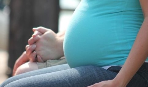 SÜT PARASI ÜCRETİ NE KADAR?
Süt parası, diğer adıyla emzirme ödeneği, devletin hamile kadınlara sağladığı yardımlar arasında. 2024 yılı için süt parası ücreti 857 TL olarak belirlenmiş durumda. Bu yardımdan yararlanmak isteyen kadınların Sosyal Güvenlik Kurumu’na başvuru dilekçesini iletmeleri gerekiyor.
