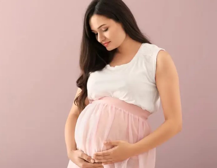 DOĞUM PARASI ÜCRETİ NE KADAR?
Doğum parası, diğer bir adıyla çocuk parası, devlet tarafından kadınlara sağlanan önemli bir ödenek. 15 Mayıs 2015 tarihinden sonra doğan çocuklar için verilen bu yardım, hem çalışan hem de çalışmayan annelere yönelik. İlk çocuk için 300 TL, ikinci çocuk için 400 TL, üçüncü ve sonraki çocuklar için ise 600 TL ödeme yapılıyor. Bu yardımdan yararlanmak isteyenlerin ikamet ettikleri il veya ilçedeki Nüfus Müdürlüklerine başvurmaları gerekiyor. Başvuru için gerekli belgeler şunlardır:
•	Doğan bebeğin Türkiye Cumhuriyeti kimlik belgesi ve doğum kartı
•	Anne veya babanın Türkiye Cumhuriyeti kimlik belgesi
•	Doğum parası başvuru dilekçesi

