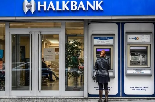 HALKBANK: DÜŞÜK FAİZLİ İHTİYAÇ KREDİSİ
Halkbank, emeklilere 12.000 TL promosyon, ücretsiz havale, EFT, FAST hizmetleri ve düşük faizli ihtiyaç kredisi imkanı sunuyor. Ayrıca, ücretsiz hesap işletim ücreti ve avantajlı kiralık kasa hizmetleri de sağlanıyor.
