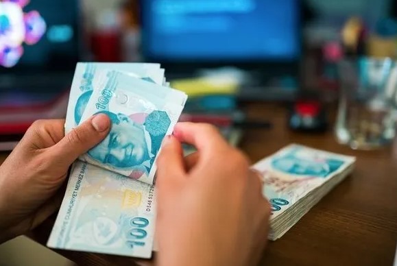 AKBANK’TAN BÜYÜK PROMOSYON FIRSATI
Akbank, emeklilere sunduğu yüksek promosyon tutarları ile dikkat çekiyor. Promosyon ödemeleri, emekli maaşının tutarına göre belirleniyor ve şu şekilde sıralanıyor:
•	0 – 9.999 TL arası maaş alanlar için 6.250 TL
•	10.000 – 14.999 TL arası maaş alanlar için 10.000 TL
•	15.000 – 19.999 TL arası maaş alanlar için 12.500 TL
•	20.000 TL ve üzeri maaş alanlar için 15.000 TL
