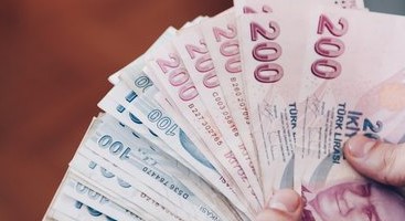 BANKALARIN REKABETİ EMEKLİLERİN YÜZÜNÜ GÜLDÜRÜYOR
Bankalar arasında artan rekabet, emekli maaş müşterileri için büyük avantajlar sağlıyor. Emekli maaşlarını taşımayı düşünenler, bu fırsatlardan yararlanarak ek gelir elde edebilir ve bankaların sunduğu çeşitli indirim ve ayrıcalıklardan faydalanabilirler. Emekliler, kendilerine en uygun promosyonu sunan bankayı seçerek, ekonomik anlamda rahatlama sağlayabilir.
