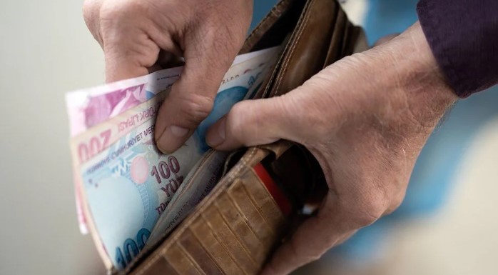DİĞER BANKALARIN GÜNCEL PROMOSYONLARI
İş Bankası, Türkiye Finans ve Vakıfbank da emeklilere cazip promosyon ödemeleri sunuyor. Bu bankaların güncel promosyon tutarları ise şu şekilde:
•	10.000 TL’ye (10.000 TL hariç) kadar maaş alanlara 5.000 TL
•	10.000 – 15.000 TL (15.000 TL hariç) arası maaş alanlara 8.000 TL
•	15.000 – 20.000 TL (20.000 TL hariç) arası maaş alanlara 10.000 TL
•	20.000 TL ve üzeri maaş alanlara 12.000 TL
