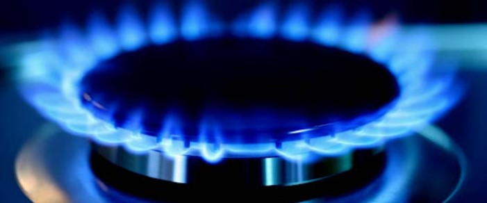 2023'TE ZAM YAPILMADI
2023 yılında, seçim yılı olması nedeniyle konutlar için doğal gaz fiyatlarına zam yapılmadı. Ancak, bu durum büyük sanayi işletmelerine uygulanan gaz fiyatlarındaki yüzde 40.1'lik indirimle dengelendi. Seçim yılı boyunca sabit kalan fiyatlar, 2024 yılına girerken tekrar artışa geçti.
