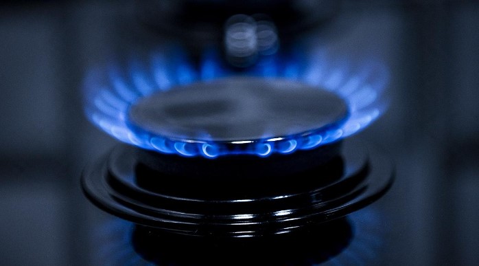 SON BEŞ YILDA DOĞAL GAZ FİYATLARI NASIL DEĞİŞTİ?
Geçtiğimiz yıllarda doğal gaz fiyatlarındaki artışlar dikkat çekici boyutlara ulaştı. 2019 yılında BOTAŞ’ın konutlar için satış tarifesi yüzde 41.14 oranında artarken, 2020 yılında COVID-19 pandemisinin etkisiyle bu artış yüzde 0.63 oranında sınırlı kaldı. Ancak, 2021 yılında doğal gaz fiyatlarına yüzde 47.15, 2022 yılında ise yüzde 119.37 oranında zam yapıldı. 2023 yılı, seçim yılı olması nedeniyle konutlarda doğal gaz fiyatlarına zam yapılmayan bir yıl olarak kaydedildi, ancak büyük sanayi işletmelerinin gaz fiyatlarında yüzde 40.1 oranında indirim uygulandı.
