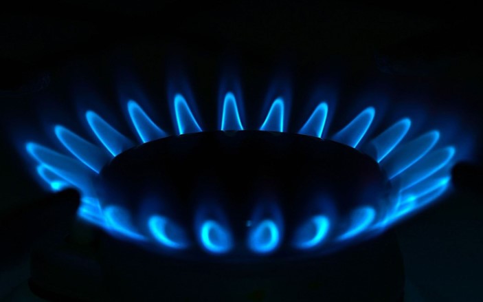 VATANDAŞLAR NE YAPACAK?
Doğal gaz fiyatlarındaki bu hızlı artış, vatandaşların bütçelerini ciddi şekilde zorlayacak. Uzmanlar, önümüzdeki kış aylarında ısınma maliyetlerinin artacağını belirterek, vatandaşları enerji tasarrufu yapmaya çağırıyor. Ayrıca, devletin enerji politikalarının gözden geçirilmesi ve vatandaşların bu zamlardan daha az etkilenmesi için çeşitli tedbirlerin alınması gerektiği ifade ediliyor.
