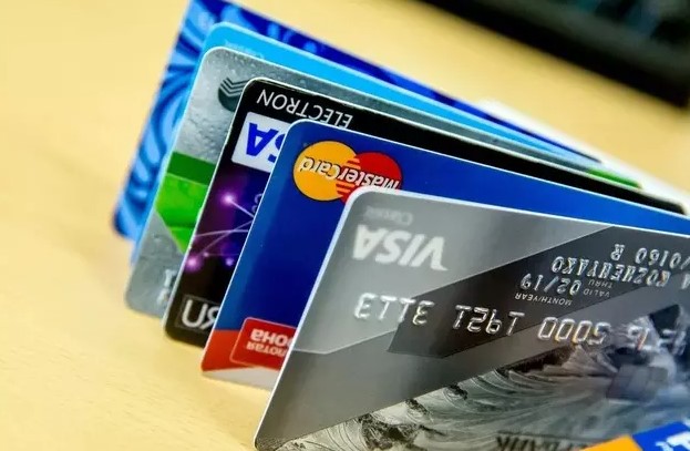 KAYIT DIŞI İŞLEMLERİN ÖNLENMESİ HEDEFLENİYOR
Gelir İdaresi Başkanlığı'nın bu düzenlemeyle amaçladığı temel hedef, kayıt dışı işlemleri önlemek ve ticari hayattaki şeffaflığı artırmak. Mükelleflerin POS cihazları ve diğer elektronik ödeme sistemlerini doğru ve mevzuata uygun şekilde kullanmaları gerektiği hatırlatıldı. Bu şekilde, hem vergi kaybının önüne geçilmesi hem de ticari işlemlerin daha düzenli ve kontrol edilebilir hale getirilmesi amaçlanıyor.
