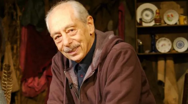 KAN KANSERİYLE MÜCADELE EDİYORDU
Genco Erkal, sayısız tiyatro oyunu ve sinema filminde unutulmaz performanslar sergilemiş, Türkiye’nin en saygın oyuncularından biri olarak kabul edilmişti. Uzun bir süredir kan kanseri tedavisi gören Erkal, hastalığına karşı verdiği mücadeleyi kaybetti. Tedavi süreci boyunca umutlarını ve yaşam enerjisini kaybetmeyen sanatçı, ne yazık ki dün gece yaşama veda etti.
