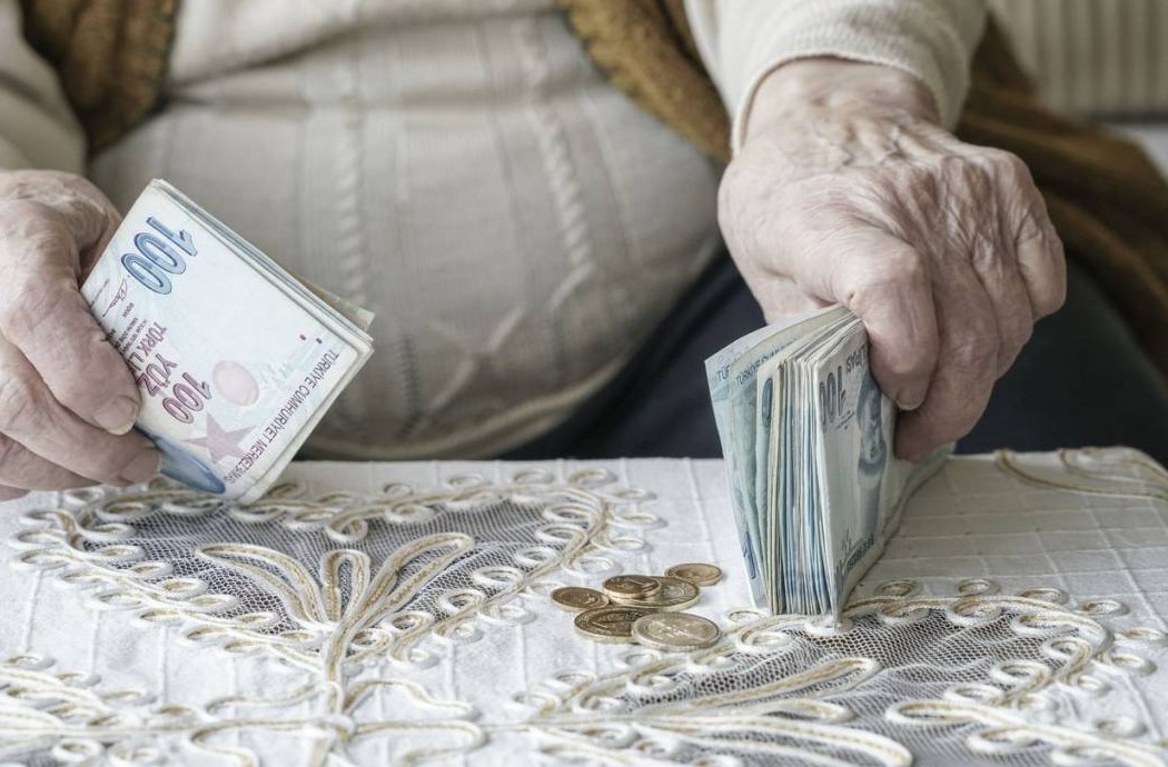 ÖLÜM AYLIĞI ALANLARA ÖZEL PROMOSYON
SGK'dan ölüm aylığı alan 3,3 milyon hak sahibi de bu düzenlemeden faydalanabilecek. Bu kişilere, kamu bankalarına başvurmaları halinde 5 bin lira tutarında promosyon ödemesi yapılacak. Ancak bu ödemelerin gerçekleşebilmesi için hak sahiplerinin bankalara başvuru yapmaları gerekiyor.
