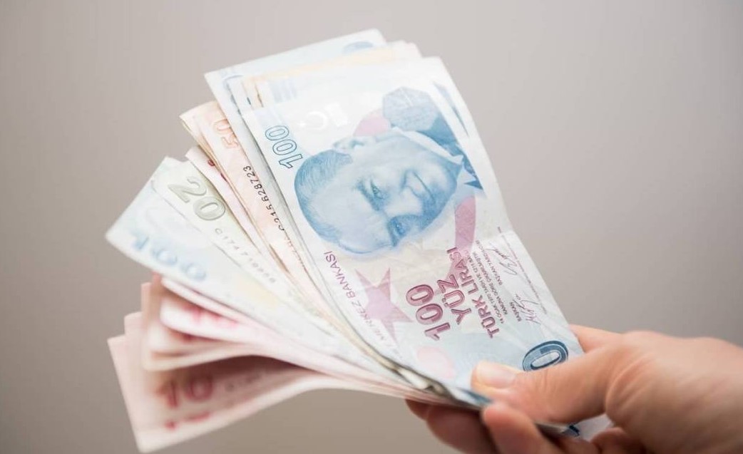 Promosyon ödemelerinin yapılabilmesi için emeklilerin bankalara başvuruda bulunmaları şart. Kamu bankalarından maaş alan emekliler için promosyonların otomatik olarak güncellenmediği, zamlı promosyon ödemeleri için banka şubelerine gidip güncelleme başvurusu yapmaları gerektiği vurgulandı. Banka değişikliklerinin ise e-Devlet üzerinden sözleşme bitimi sonrası yapılabildiği ve yeni bankanın maaş ödemesinden 10 gün önce seçilmesi gerektiği ifade edildi.