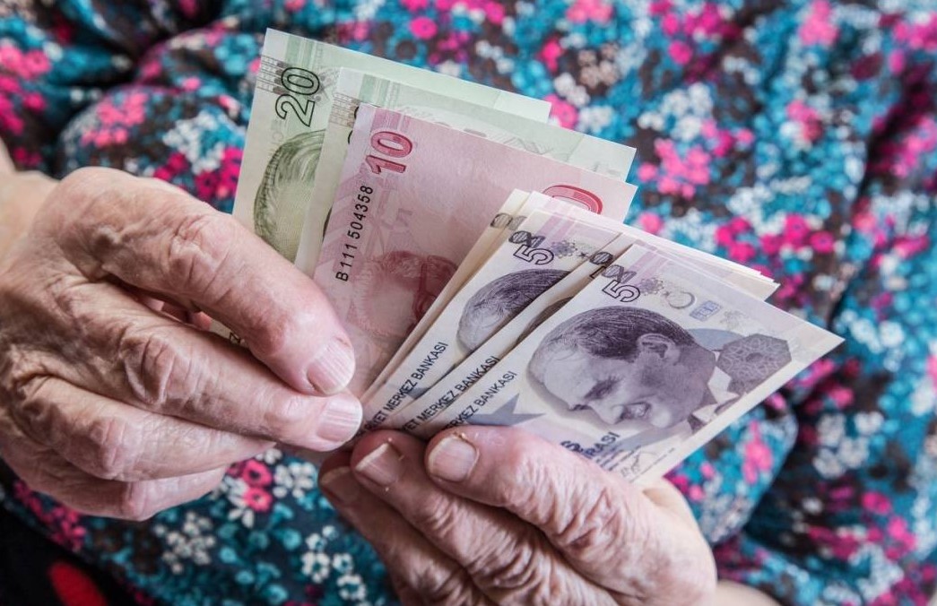 BEYANNAME ZORUNLULUĞU VE YENİ DÜZENLEMELER
SGK'nın yeni düzenlemesi, emeklilerin maaş promosyonlarından faydalanabilmesi için bankalara beyanname vermelerini zorunlu kılıyor. Bu uygulama ile emeklilere yapılan ödemelerin daha düzenli ve şeffaf hale getirilmesi amaçlanıyor. SGK, internet sitesinde yaptığı açıklamada, Türkiye genelinde 12,7 milyon emeklinin bu düzenlemeden etkileneceğini belirtti.
