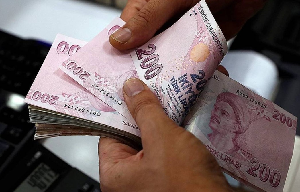 EMEKLİLERİN YENİ DÖNEM HAZIRLIKLARI
Emekliler, bu yeni düzenlemelere uyum sağlamak için bankalarıyla iletişime geçmeli ve gerekli beyannameleri zamanında teslim etmeliler. Beyanname vermeyen emeklilerin maaş promosyon ödemeleri yapılmayacağı için, emeklilerin bu konuda dikkatli olmaları büyük önem taşıyor. SGK'nın bu adımı, kayıt dışı ödemelerin önüne geçmeyi ve emeklilik maaşlarının daha düzenli bir şekilde ödenmesini sağlamayı hedefliyor.
