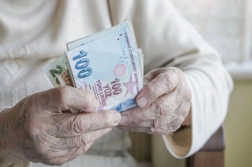 EN DÜŞÜK EMEKLİ MAAŞI 12.500 TL OLDU
SGK'nın duyurusuna göre, en düşük emekli maaşının 12 bin 500 TL'ye yükseltilmesi, yaklaşık 3 milyon 703 bin 788 emekliyi kapsayacak. Bu düzenleme ile birlikte, SSK ve Bağ-Kur emeklileri bu zamdan yararlanacak. Temmuz ayında maaş farkları, SGK'nın belirlediği tarihlerde emeklilerin hesaplarına yatırılacak.

