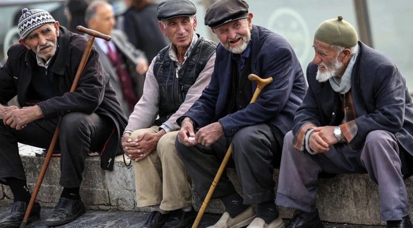 Örneğin, kök maaşı 8 bin 250 TL olan bir emeklinin maaşına yüzde 24,73 zam eklendiğinde, maaş 10 bin 290 TL'ye çıkacak. Bu rakama yüzde 4 ek ödeme eklendiğinde, toplam maaş 10 bin 701 TL olacak. Böylece, hesaplara yatacak zam farkı 1.799 TL olarak belirlenecek.