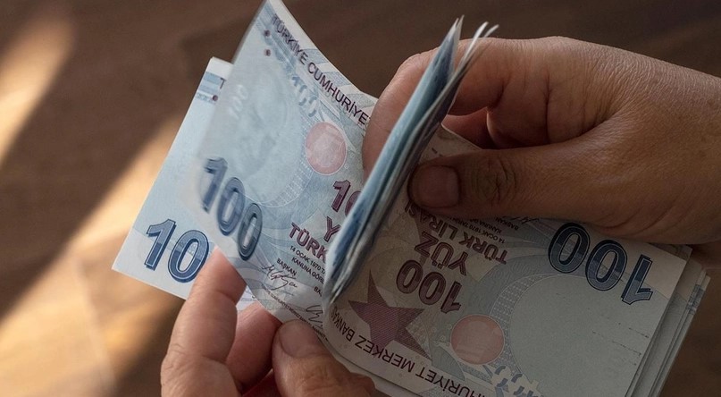 ZAM FARKLARININ HESAPLANMASI
En düşük emekli maaşının artırılmasıyla birlikte, maaş farkları nasıl hesaplanacak? Ocak-Haziran döneminde en düşük emekli maaşı 10 bin TL olan emekliler, Temmuz ayından itibaren 12 bin 500 TL alacaklar. Kök maaş miktarına Temmuz zammı olan yüzde 24,73 eklenecek ve üzerine yüzde 4 ek ödeme ilave edilecek.
