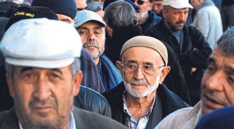 KİMLER NE KADAR ZAM FARKI ALACAK?
Yeni düzenlemeyle, emekli maaşlarında oluşan zam farkları nasıl hesaplanacak? İşte bazı örnekler:
•	Kök maaşı 8.250 TL olan emekli: Temmuz zammı ile birlikte maaşı 10 bin 290 TL'ye çıkacak. Yüzde 4 ek ödeme ile birlikte toplam maaş 10 bin 701 TL olacak. Zam farkı 1.799 TL olarak hesaplara yatacak.
•	Kök maaşı 9.000 TL olan emekli: Temmuz zammı ile birlikte maaşı 11 bin 225 TL'ye çıkacak. Yüzde 4 ek ödeme ile birlikte toplam maaş 11 bin 674 TL olacak. Zam farkı 826 TL olarak hesaplara yatacak.
•	Kök maaşı 10.000 TL olan emekli: Temmuz zammı ile birlikte maaşı 12 bin 473 TL'ye çıkacak. Yüzde 4 ek ödeme ile birlikte toplam maaş 12 bin 972 TL olacak. Zam farkı 500 TL olarak hesaplara yatacak.
